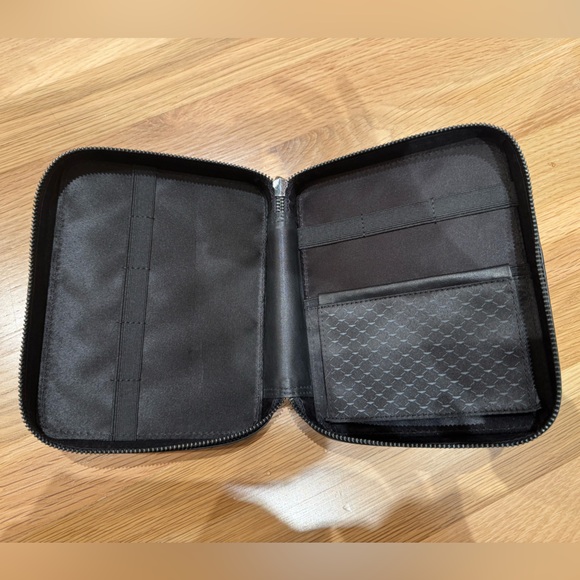 NWOT Aramco Formula 1 Aston Martin leather case, rare + magnetic card holder - Picture 4 of 10